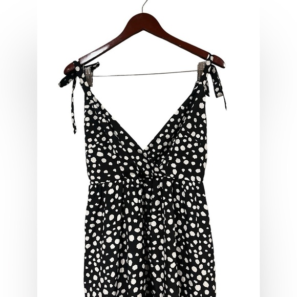 Davi & Dani Black & White Dot Ruffle Tiered Tie V Neck Size Medium Mini Dress - Picture 5 of 10
